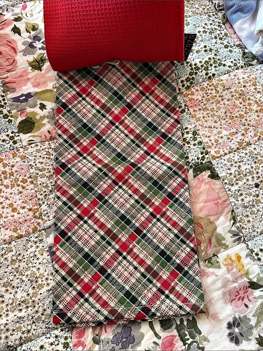 Rachel Zoe Christmas Gnome Kitchen Towel Set of 3 Towels Set of 3 Red & Green - Picture 4 of 4